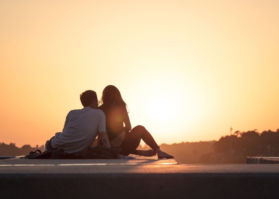 Relatie in de schijnwerpers: wat we leren van bekende gezichten die hun liefde bewust verborgen houden